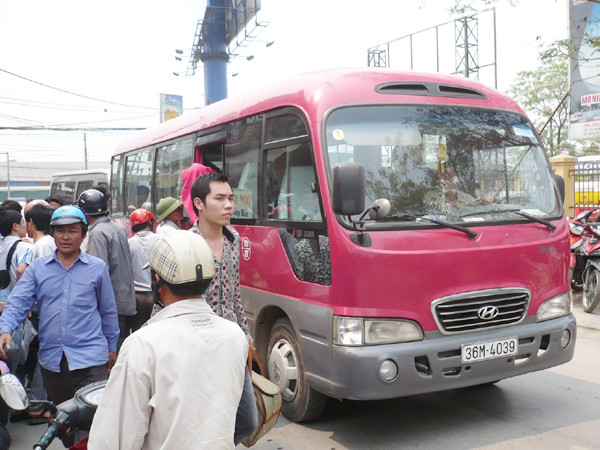Có lốt ở Bến xe Giáp Bát nhưng trưa qua, xe 36M-4039 đã đỗ trả khách trên đường vào bến xe. Ảnh: Trọng Đảng