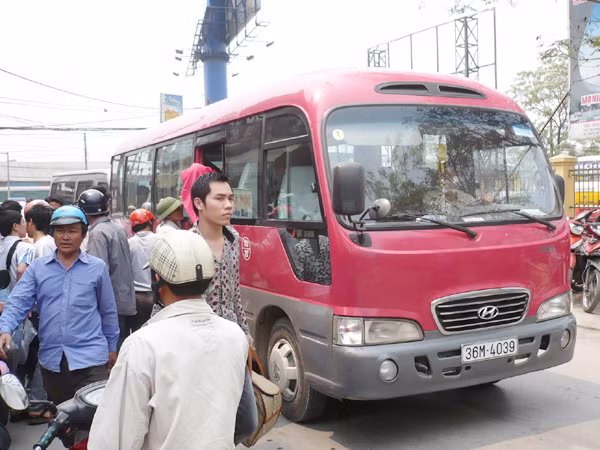 Có lốt ở Bến xe Giáp Bát nhưng trưa qua, xe 36M-4039 đã đỗ trả khách trên đường vào bến xe. Ảnh: Trọng Đảng