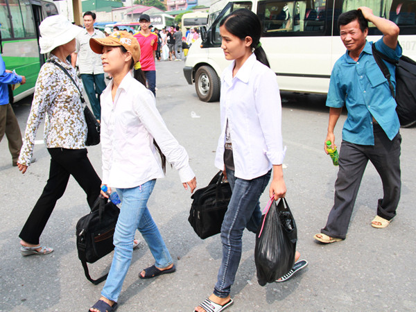 Sĩ tử nườm nượp đổ về Thủ đô