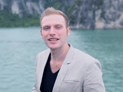 Dân mạng chao đảo bởi chàng Tây hát 'Hello Hạ Long' cực chuẩn