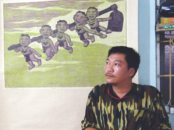 Phạm Khắc Quang và tác phẩm “Ra đồng”. Ảnh: N.M.H