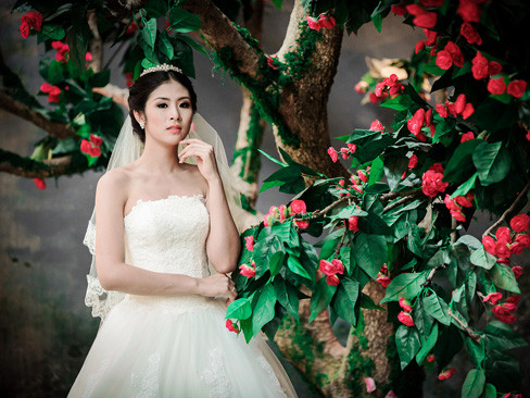 Ngọc Hân kiêu kỳ trong bộ váy cưới tự thiết kế