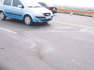 Nhập nguyên liệu để vá cầu Thăng Long