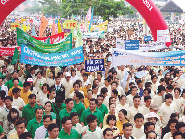 Người dân hào hứng tham gia chương trình đi bộ từ thiện. Ảnh: Tường Vũ