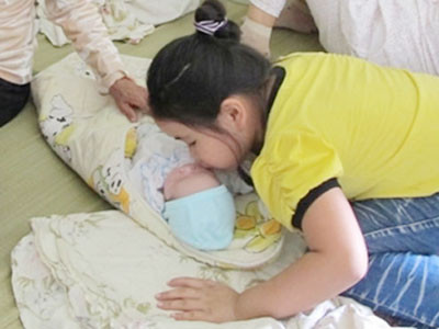 Cháu bé bị bắt cóc về nhà trong niềm vui tràn ngập