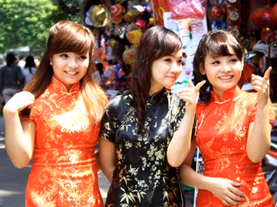 Giới trẻ đón Trung thu sớm trên phố Hàng Mã