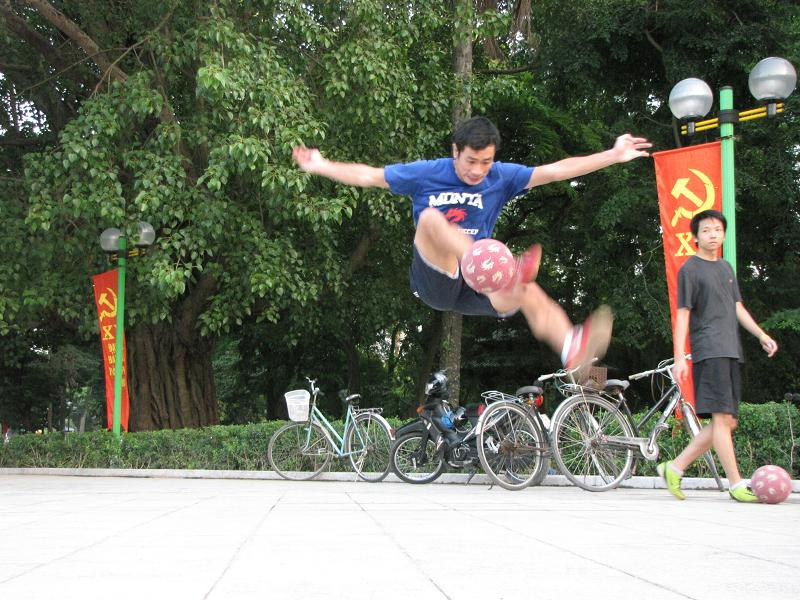 'Làm xiếc' cùng trái bóng