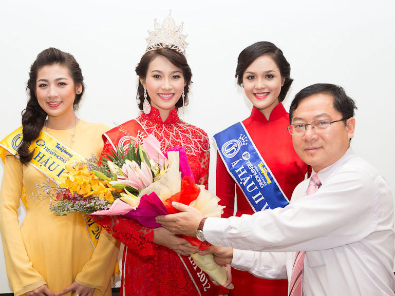 Hoa hậu, các Á hậu giao lưu trực tuyến với bạn đọc