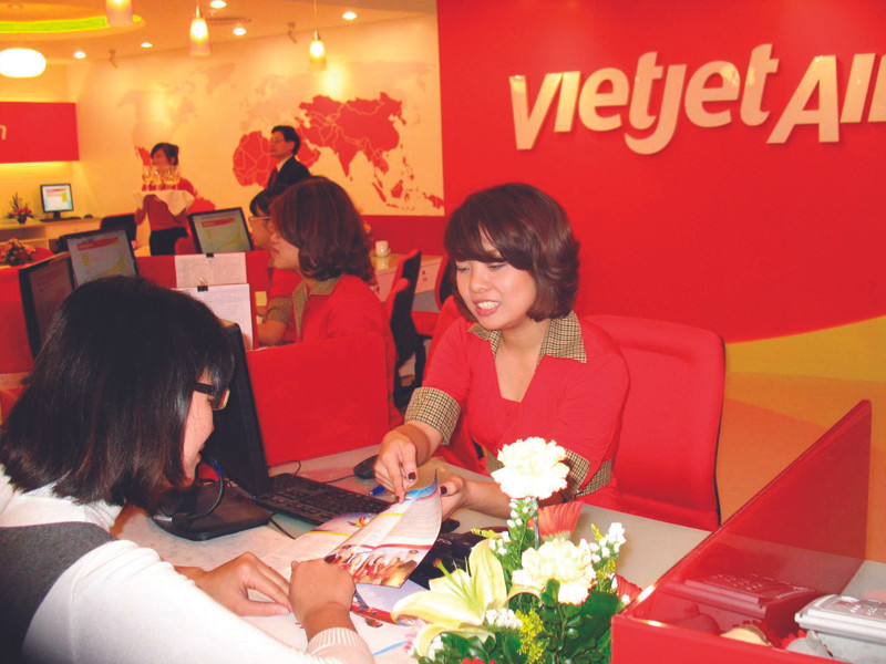 Hai người mua vé VietJetAir được miễn phí một. Ảnh: Gia Khánh