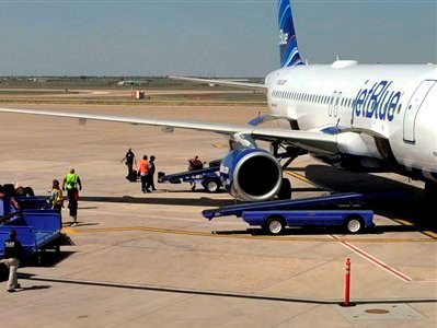 Máy bay hạ cánh khẩn cấp vì cơ trưởng dọa 'có bom'