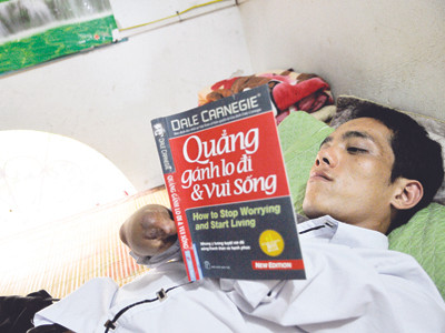 Chàng trai người Dao cụt hai tay vào đại học