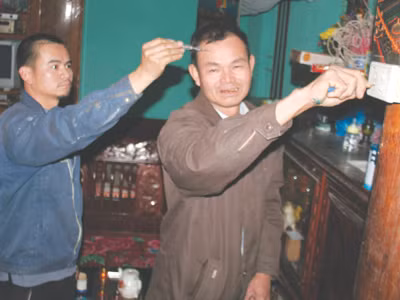 Hai bố con ông Thắng biểu diễn với dây điện trong nhà