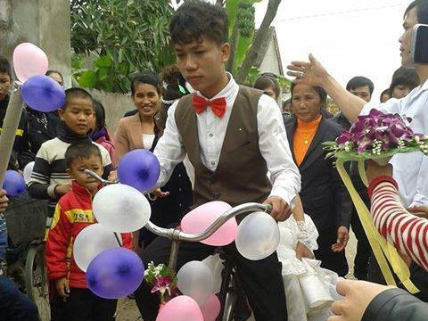 Rước dâu bằng xe đạp ‘cà tàng’