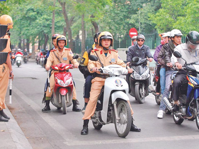 Phụ huynh ở lại nộp phạt, CSGT đưa trẻ tới trường