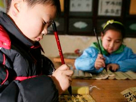 Giới trẻ Trung Quốc quên dần cách viết chữ Hán