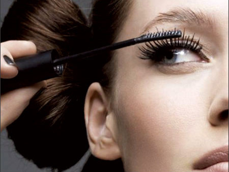 Mascara từng được làm từ... phân cá sấu