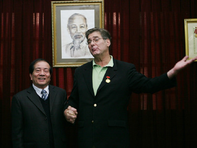 Nhà thơ Bruce Weigl (phải) góp phần quảng bá văn học Việt Nam ra thế giới