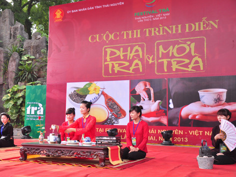 Lên đất Thái, xem con gái mời trà