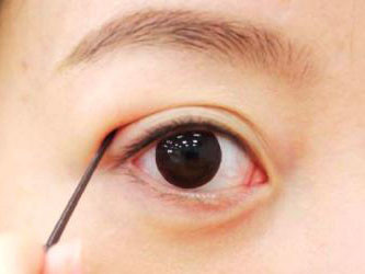 Rợn người kiểu làm đẹp ‘hành xác’ của giới trẻ