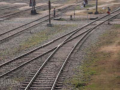 Bị đẻ rơi xuống đường ray tàu hỏa, bé sơ sinh thoát chết kỳ diệu