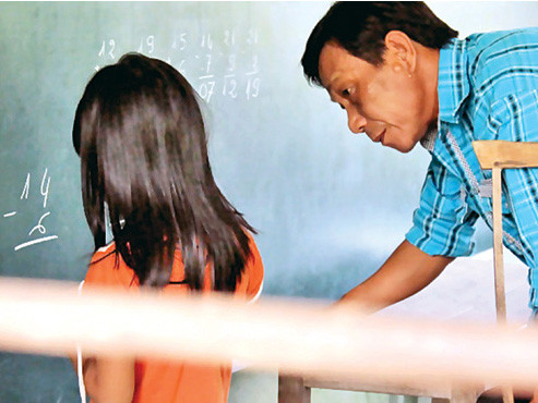 Ông thầy khuyết tật xóa mù chữ