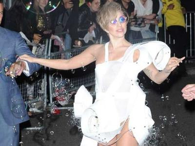 Lady Gaga lại ‘chơi ngông’ với áo phun bong bóng