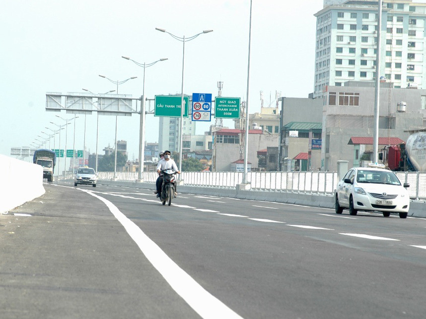 Xe máy, xe ba gác 'hồn nhiên' lướt trên đường cao tốc trên không