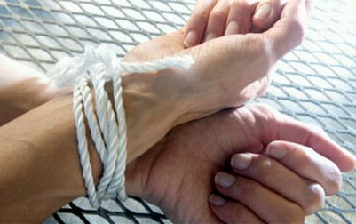 Chồng bạo dâm, vợ ngất lịm