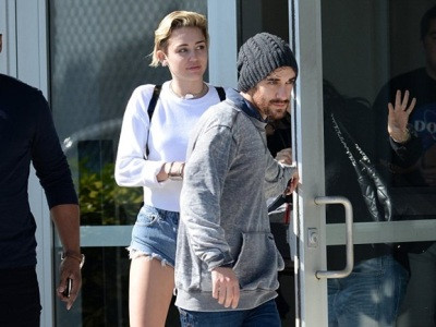 Miley Cyrus bị tố qua đêm cùng sao ‘Chạng vạng’