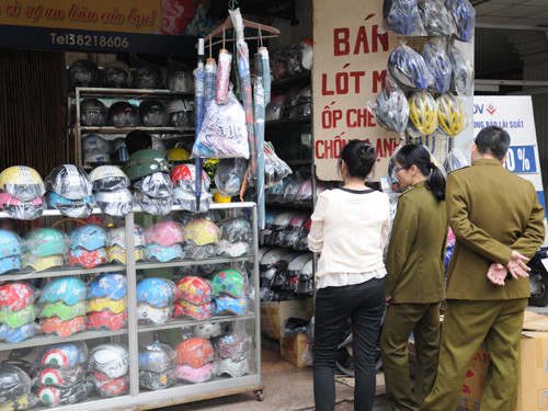 Truy quét mũ bảo hiểm rởm