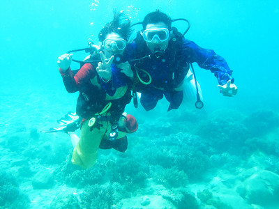 Trao nhau nhẫn cưới dưới biển