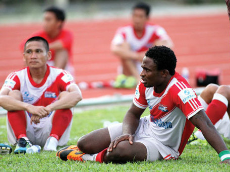 Cầu thủ Việt cầm đồ chờ thưởng Tết