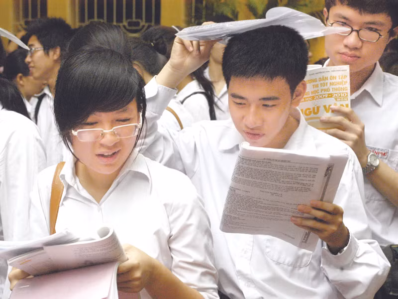 Sĩ tử phấp phỏng rời phòng thi. Ảnh: Phạm Yên