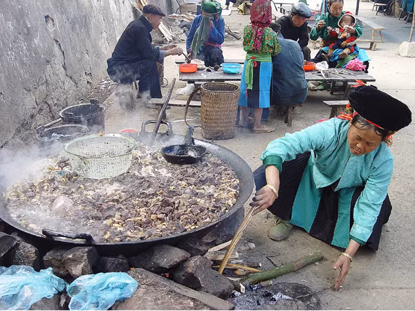 Chảo thắng cố ở chợ Đồng Văn