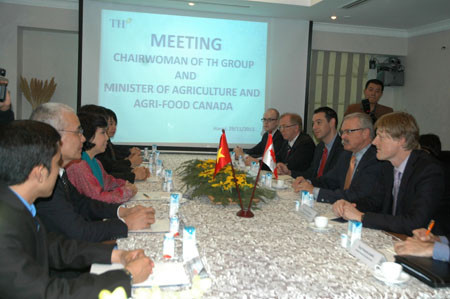 Tập đoàn TH nhập 10.000 bò sữa từ Canada