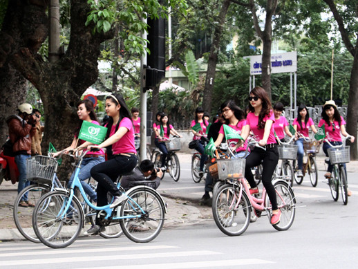 Nữ sinh Hà thành duyên dáng những vòng xe