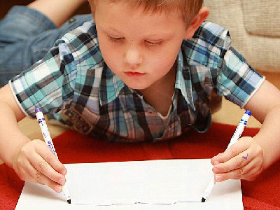 Gặp cậu bé có cử động ‘hai tay như một’