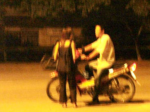 Mất xe máy vì vào nhà nghỉ với cô gái lạ