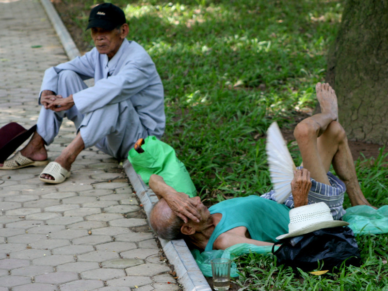 Biết thời tiết hôm nay nắng nóng trên 40C hai ông lão này mang theo nước, thức ăn di cư ra đây từ sáng