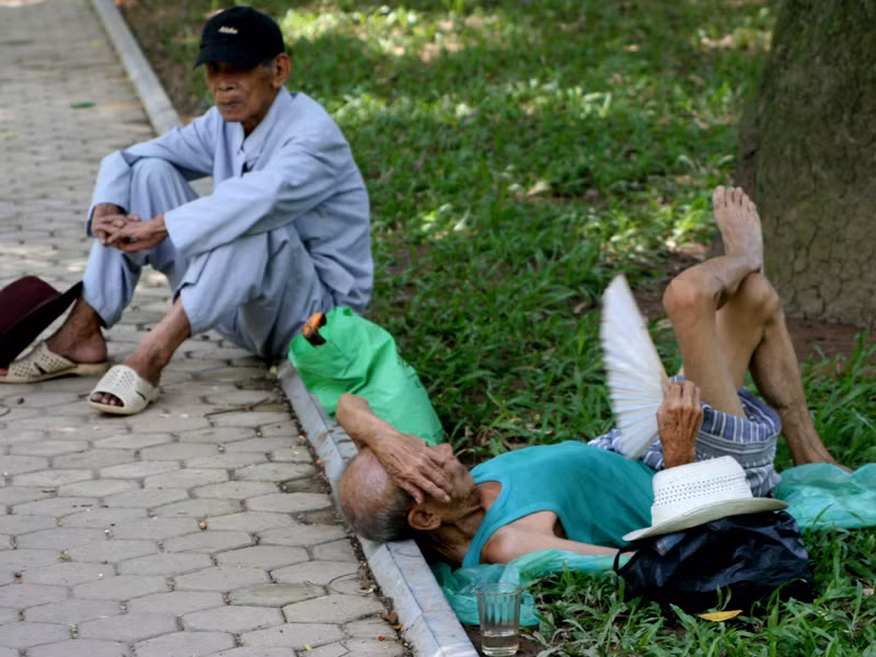 Biết thời tiết hôm nay nắng nóng trên 40C hai ông lão này mang theo nước, thức ăn di cư ra đây từ sáng