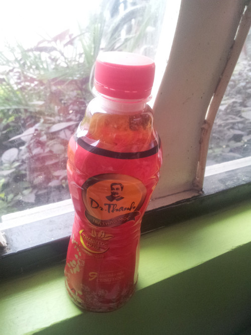 Phát hiện chất lạ trong chai trà Dr Thanh