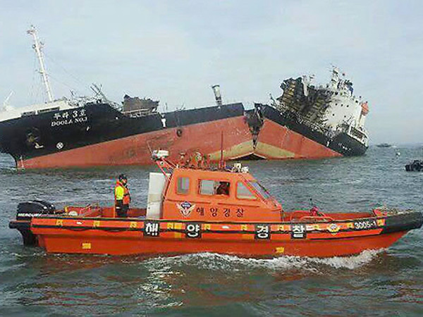 Tàu tuần tra gần xác tàu Doola 3 trọng tải 4.191 tấn Ảnh: Yonhap