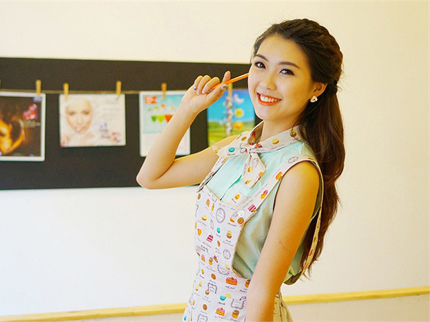 Nữ sinh Học viện Hàng không khoe nụ cười rạng rỡ