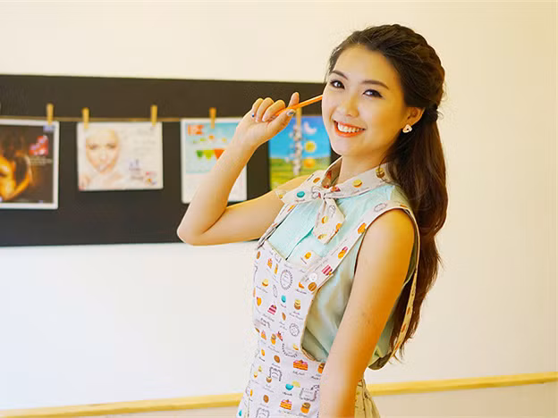 Nữ sinh Học viện Hàng không khoe nụ cười rạng rỡ