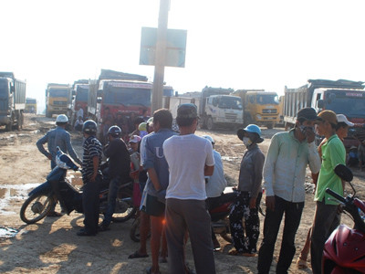 Lại chặn xe ben vì ô nhiễm