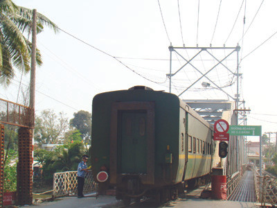 Lòng cầu Ghềnh chỉ đủ cho tàu hỏa đi qua