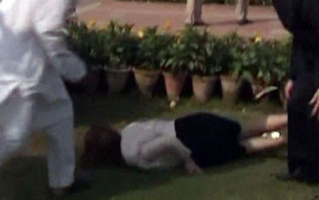 Nữ thủ tướng Úc Julia Gillard ngã nhào ở đài tưởng niệm Gandhi, Ấn Độ