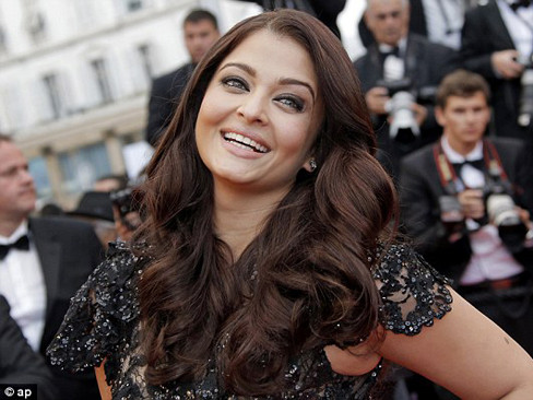 Cựu Hoa hậu TG lấy lại phong độ tại LHP Cannes