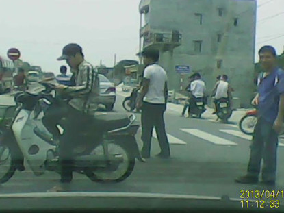 Hàng chục thanh niên chặn đường ôtô để rước dâu