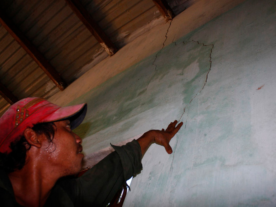 Hàng loạt nhà nứt toác sau động đất